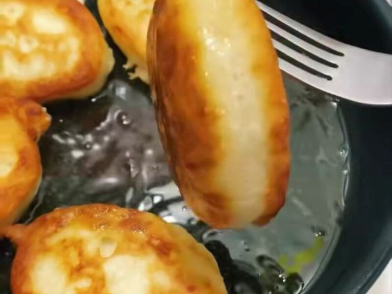 Зробіть саме так – і оладки вийдуть пухкими, як пиріжки. Швидкий рецепт