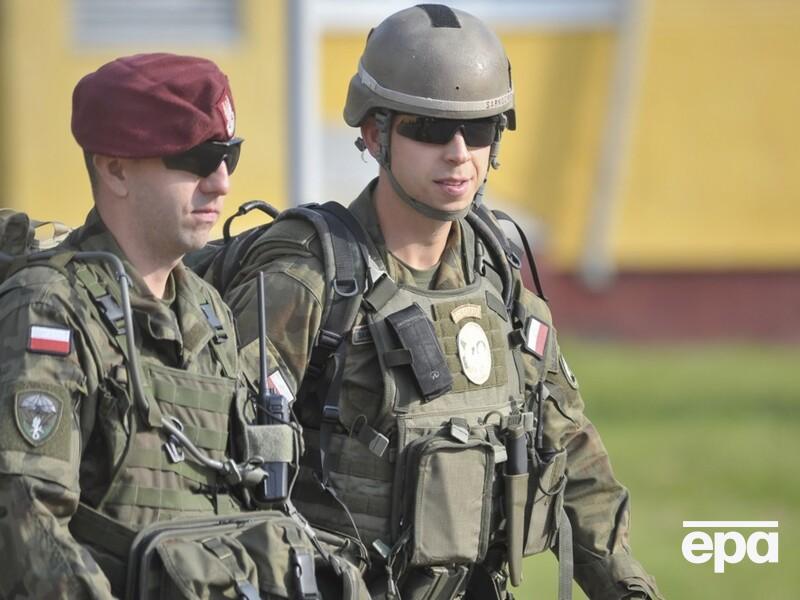 Поляки масово йдуть на добровільну військову підготовку через страх агресії РФ – Reuters