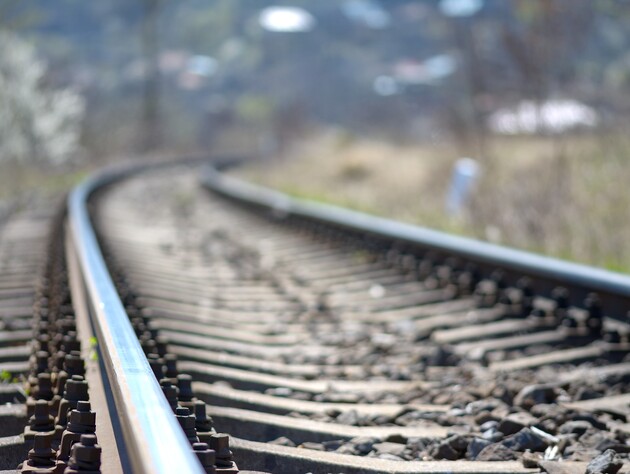 Через надзвичайну ситуацію на залізниці біля Києва низку поїздів розвернули. ЗМІ пишуть про детонацію боєприпасів