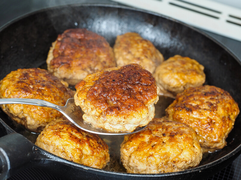 Замочите хлеб для котлет в этом – и их вкус получится непревзойденным. Рецепт от Клопотенко