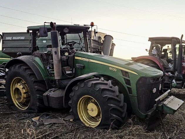 12 людей і 30 одиниць техніки. РФ обстріляла поле в Сумській області, де відбувався збір урожаю 