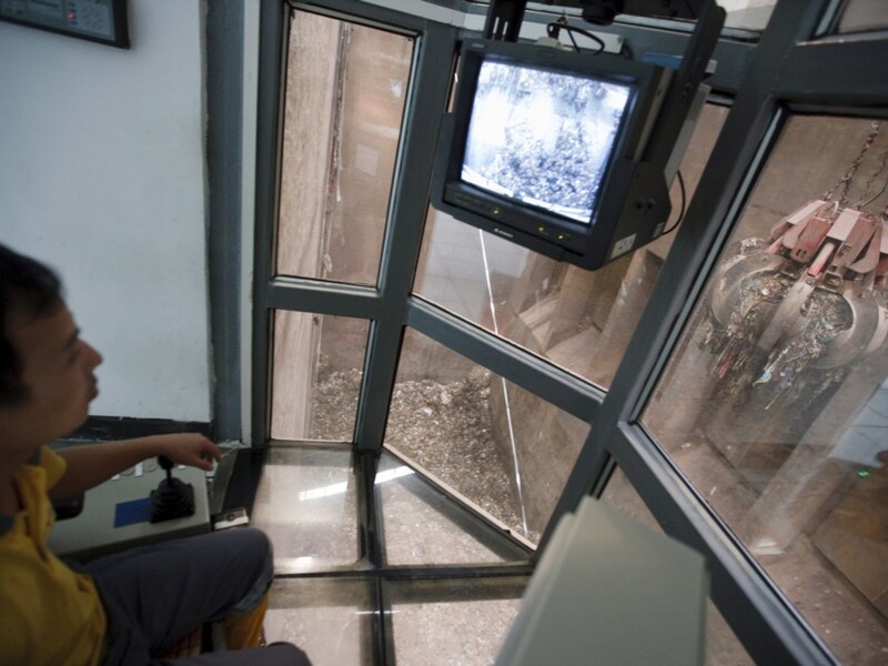 Китай столкнулся с дефицитом мусора. Для чего его используют в стране?