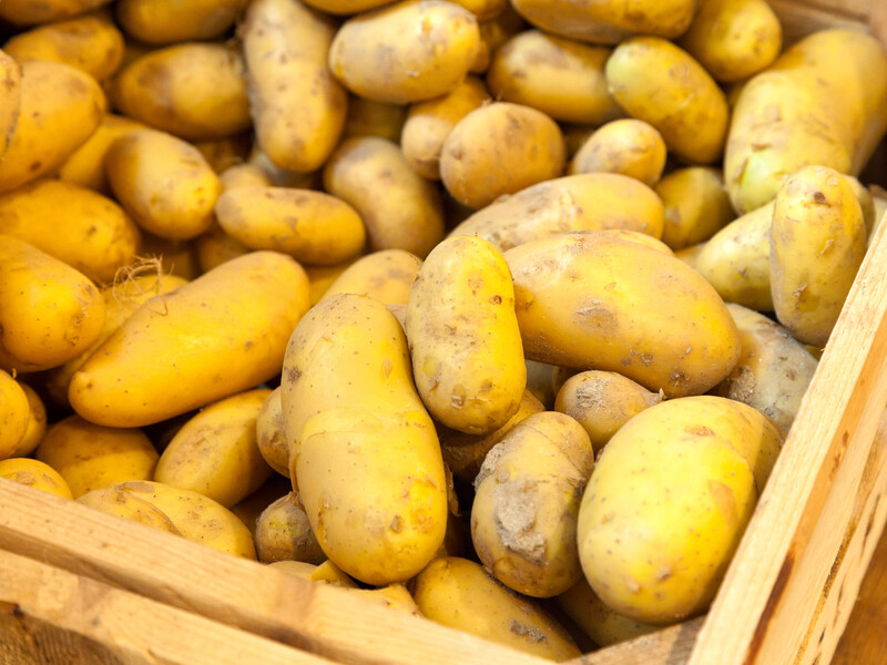 Вот что нужно положить к картофелю, чтобы он сохранился свежим до лета