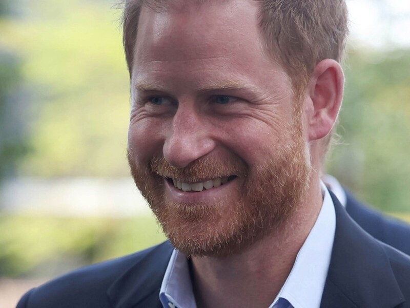 Улетел на самолете, забитом подарками. СМИ рассказали, о закулисье первого визита принца Гарри в Киев