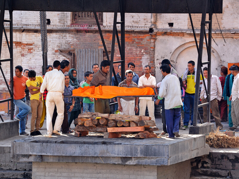 Підліток, якого вважали мертвим, закашляв на своєму похороні