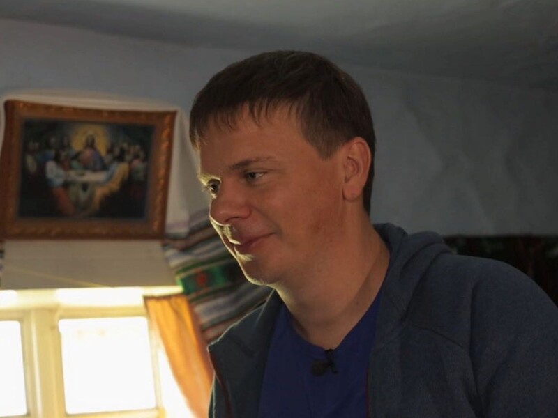 Комарова, який став помітно стрункішим, зараз просто не впізнати. Який вигляд після розлучення має 42-річний ведучий