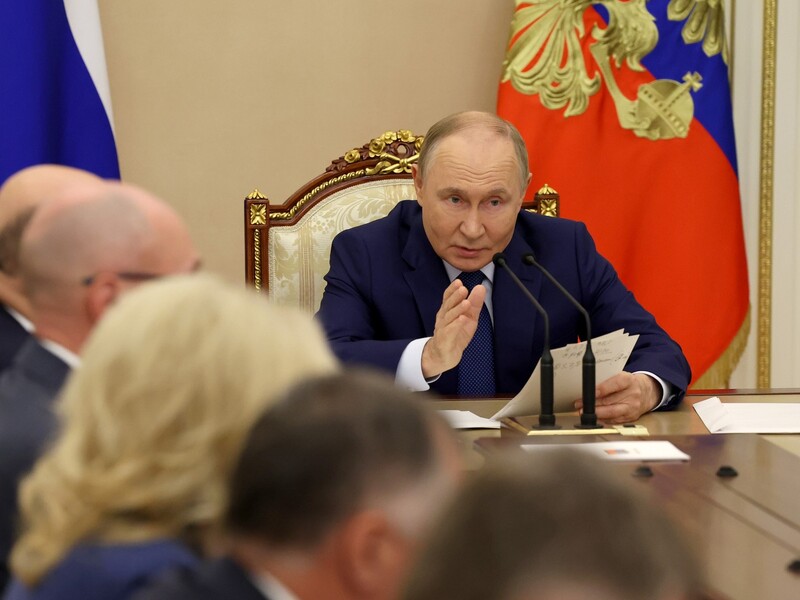 Путин отчитал чиновников из-за замедления экономики РФ. Ее темпы роста упали почти до нуля