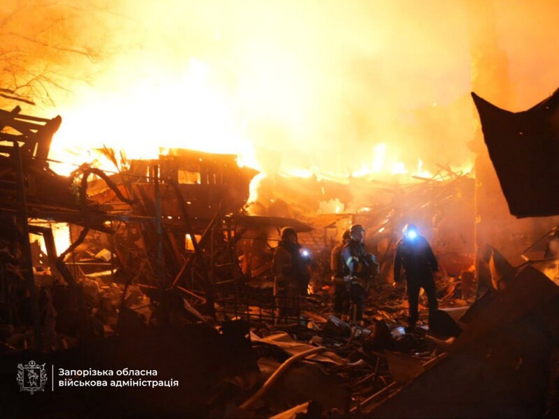 Росіяни вночі вдарили по Запоріжжю. Спалахнули пожежі, кількість постраждалих росте. Фото, відео