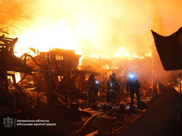 Росіяни вночі вдарили по Запоріжжю. Спалахнули пожежі, кількість постраждалих росте. Фото, відео