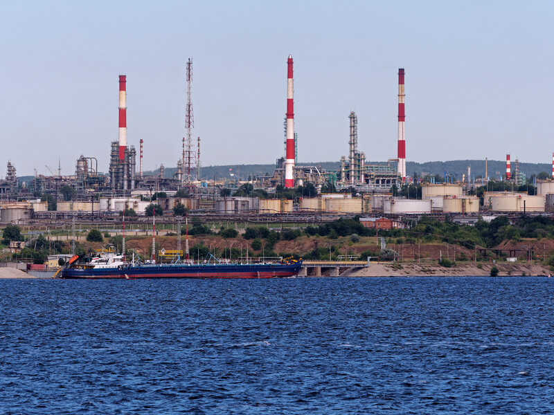 В России снова атаковали Саратовский НПЗ. В ВСУ объяснили причину