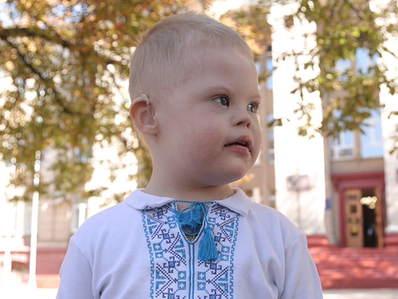 "Дитина почне чути голос рідних". Трирічний Богдан із Запоріжжя отримав слухові апарати від Фонду Ріната Ахметова