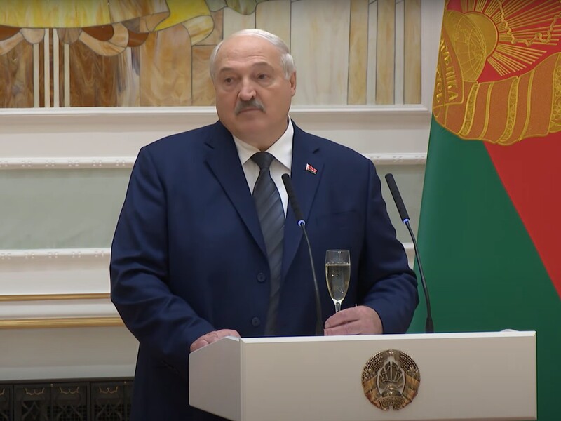 Лукашенко з келихом шампанського заявив, що на навчаннях "Захід 2025" відпрацьовували "атомні боєголовки"