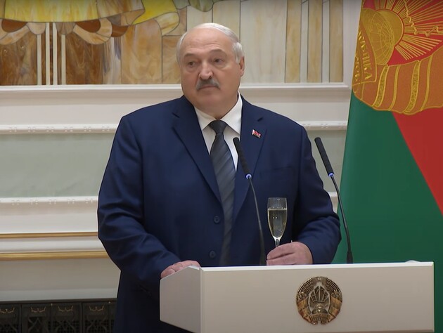 Лукашенко з келихом шампанського заявив, що на навчаннях 