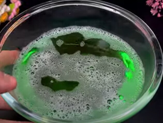 Положите это в унитаз – и он будет сверкать и благоухать почти месяц. Лайфхак для домашнего уюта