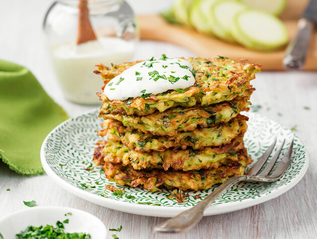 Кабачковые оладьи с соусом из брынзы и зелени – деруны будут казаться вам скучными