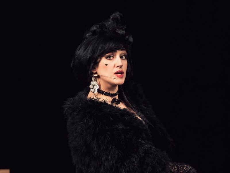 Народная артистка во время выступления на сцене создала конфуз. Зрители не сдержали эмоций