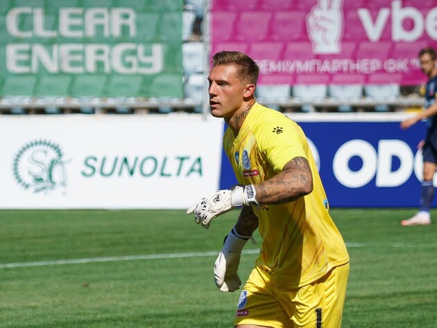 Колишнього голкіпера 