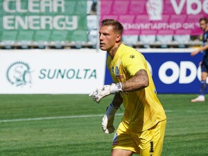 Бывшего голкипера 