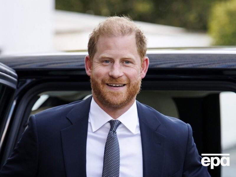 Принцу Гаррі подарували знаменитий символ української незламності. Фото