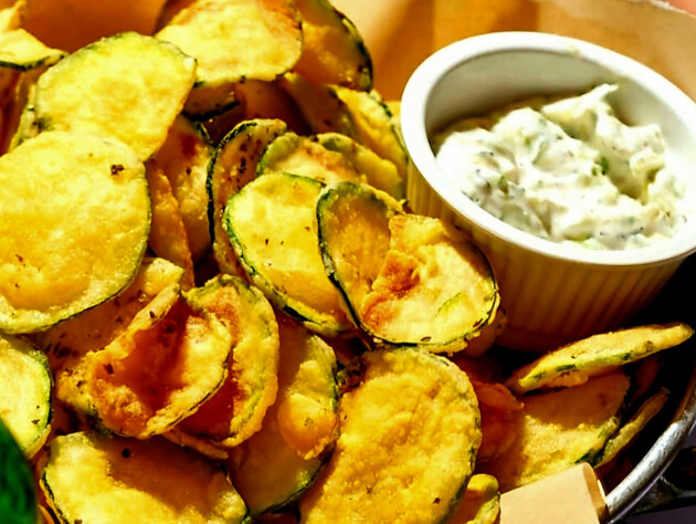 Хрумкі, легкі й прозорі, як пелюстки, – кабачкові чипси із грецького ресторану