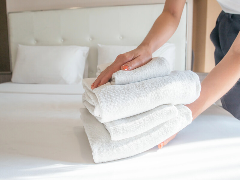 Пухнасті рушники і хрустка свіжість постелі, як у готелі: три кроки, щоб повторити вдома