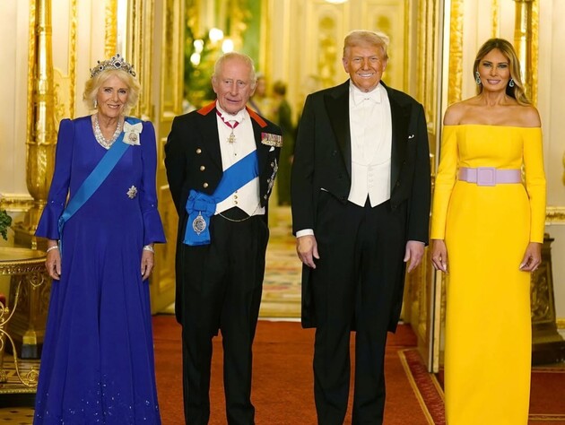 Жены Трампа и Чарльза III вышли в платьях цветов украинского флага. Почему это не случайность