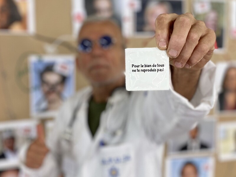 "Щоб не розмножувалися". Француз розіслав депутатам 600 презервативів. Відео