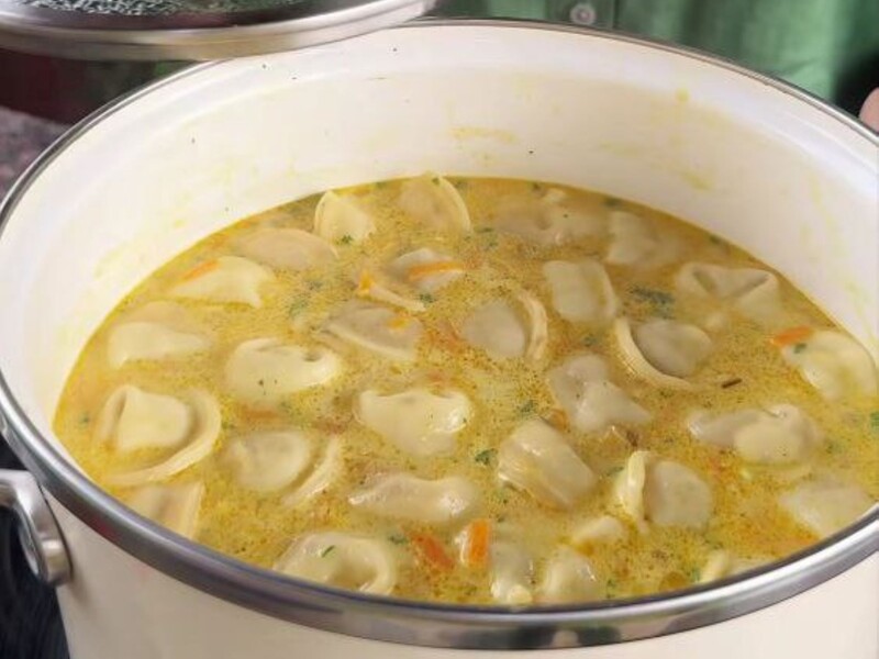Разом із пельменями додайте це в суп – і він здивує неймовірним смаком. Швидкий рецепт