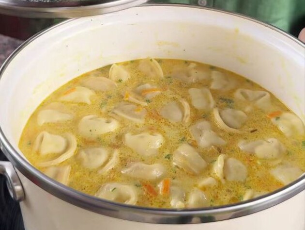 Разом із пельменями додайте це в суп – і він здивує неймовірним смаком. Швидкий рецепт