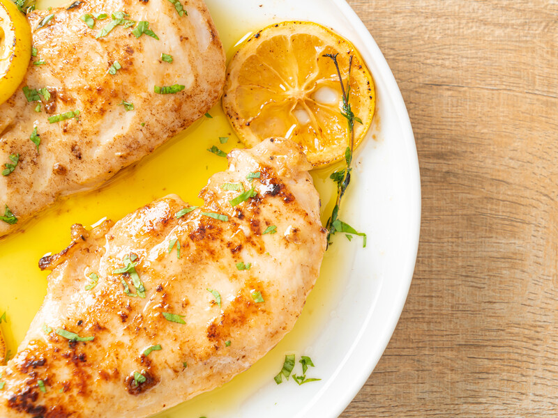 Смажьте куриное филе этим перед запеканием – и оно 100% будет сочным