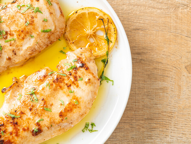 Змастіть куряче філе цим перед запіканням – і воно 100% буде соковитим