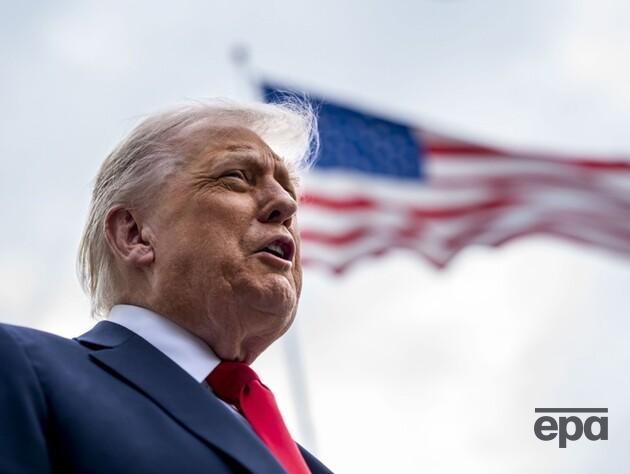 Біля Капітолія встановили величезну золоту статую Трампа