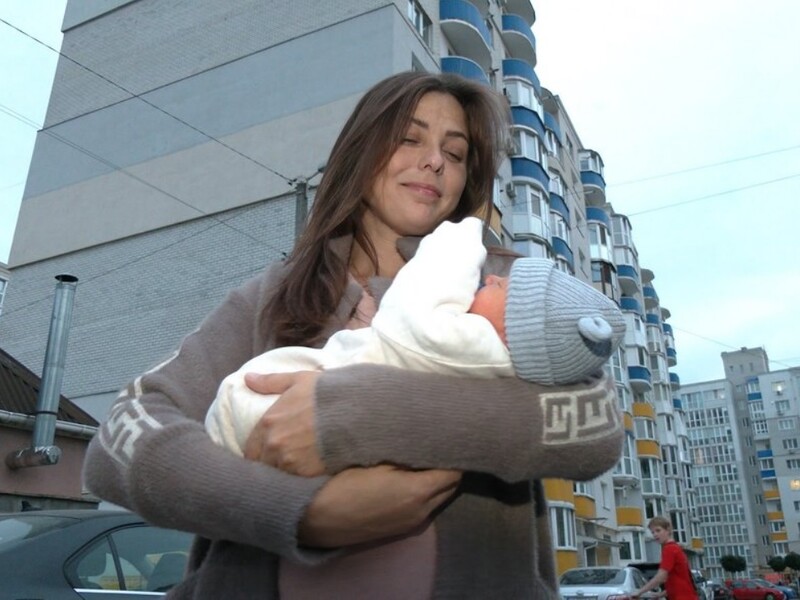 "Лови!" – и мы поймали". В Чернигове женщина родила возле чужого подъезда