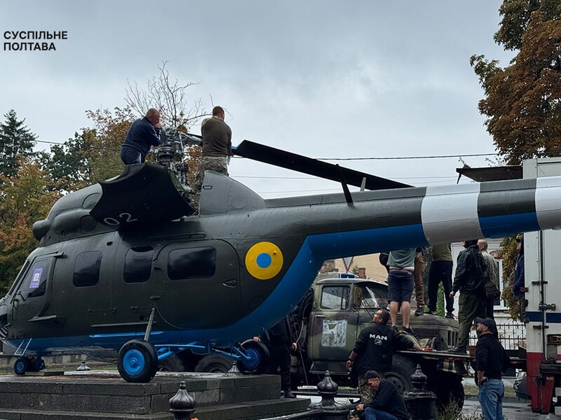 В Полтаве на месте памятника, посвященного российскому царю, установили вертолет. И сразу же демонтировали