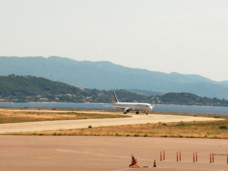 На Корсике пассажирский самолет не мог сесть в аэропорту, потому что диспетчер уснул