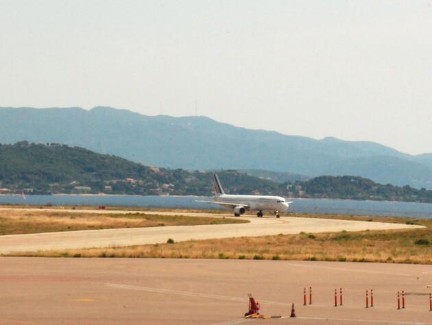 На Корсиці пасажирський літак не міг сісти в аеропорту, тому що диспетчер заснув