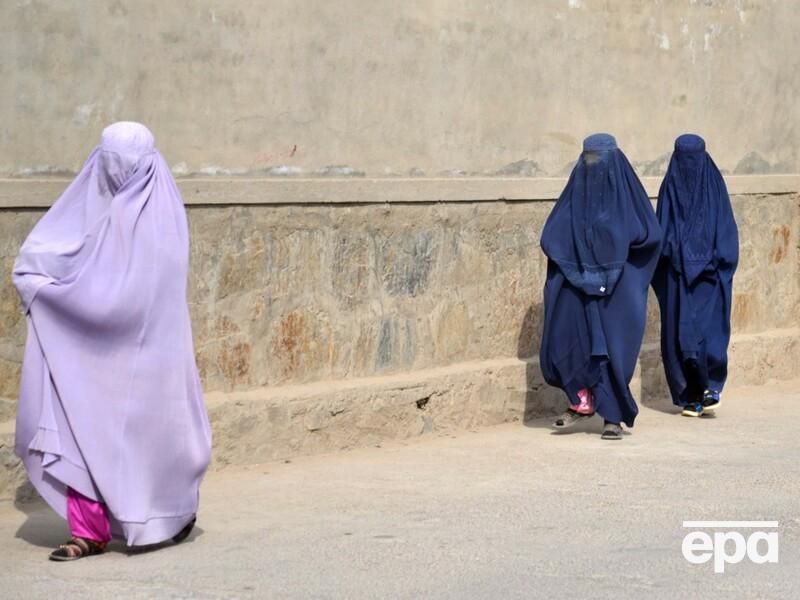 "Талібан" заборонив вивчати в афганських вишах книжки, які написали жінки