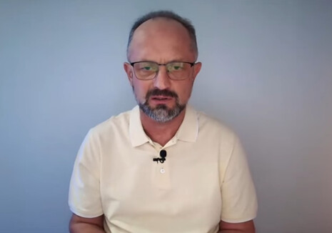 Все поняли: Трамп оторвался от текста и не может повторить слова. Король даже опустил голову