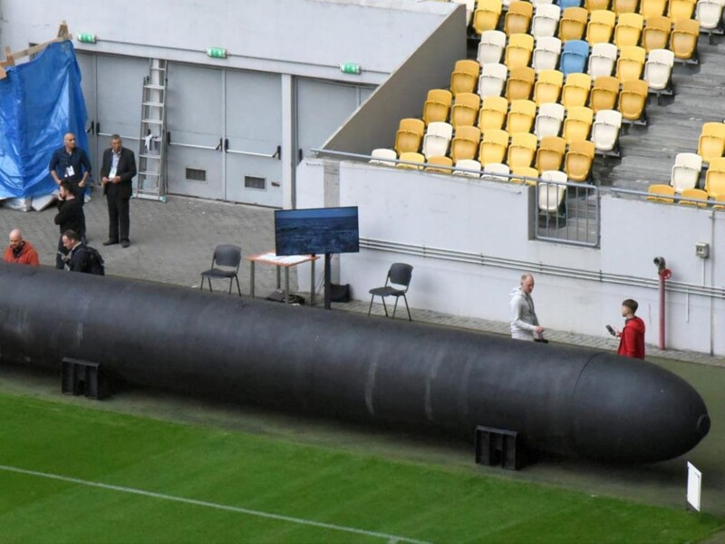 "Яка велика товста підводна штука". У Львові презентували український підводний дрон Toloka. Відео