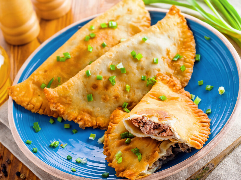 Цей швидкий рецепт чебуреків у лаваші перевершить очікування – просто зробіть такий фарш