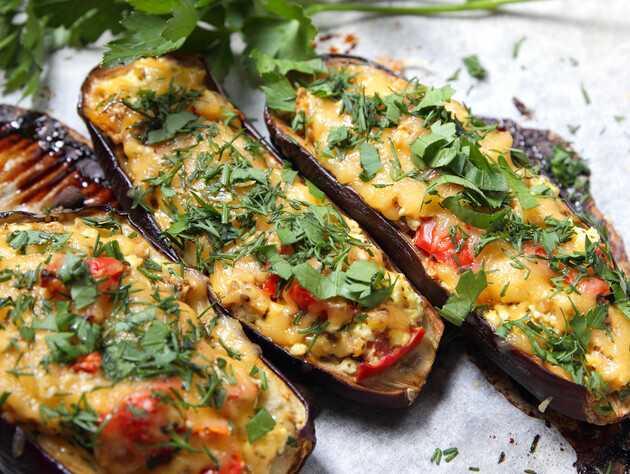 Нафаршируйте баклажаны этой начинкой – и они получатся сочными и нежными. Рецепт от Клопотенко