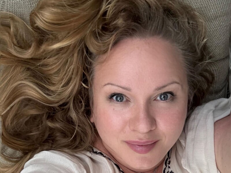 Жураковская показала редкостное фото сестры. Поклонников поразило их сходство