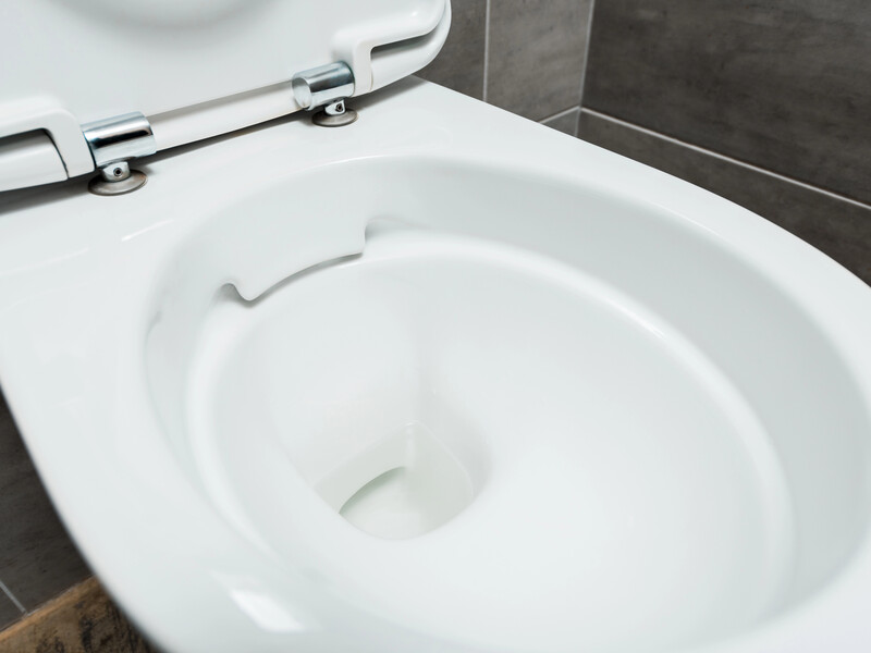 Налейте это в унитаз, чтобы срочно избавиться от пятен и налета