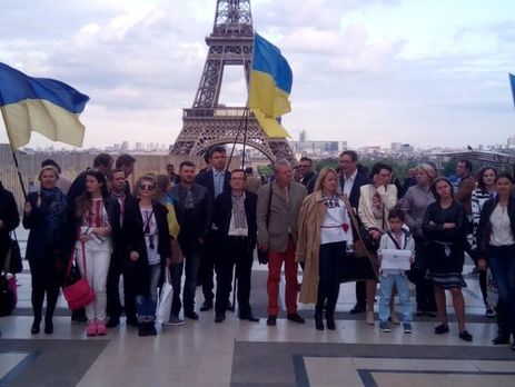 Возле Эйфелевой башни в Париже прошла акция 