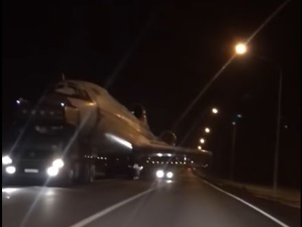 В Караганде по автомобильной дороге проехал пассажирский самолет. Видео