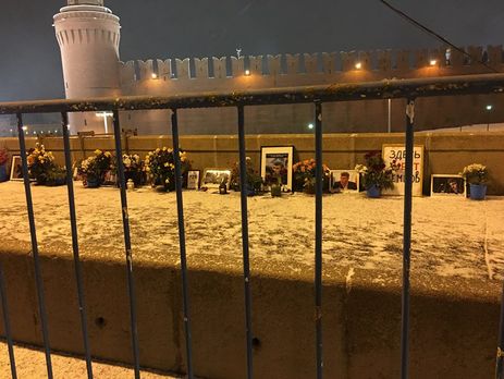 На мосту, на котором убили Немцова, установили металлические барьеры. Фоторепортаж