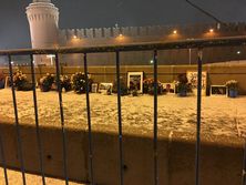 На мосту, на котором убили Немцова, установили металлические барьеры. Фоторепортаж