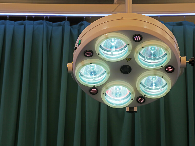 У Великобританії лікар під час операції залишив пацієнта під наркозом, щоб усамітнитися з коханкою-медсестрою