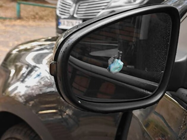 Благодаря этому капли дождя не будут оставаться на зеркале заднего вида. Лайфхак от опытных водителей