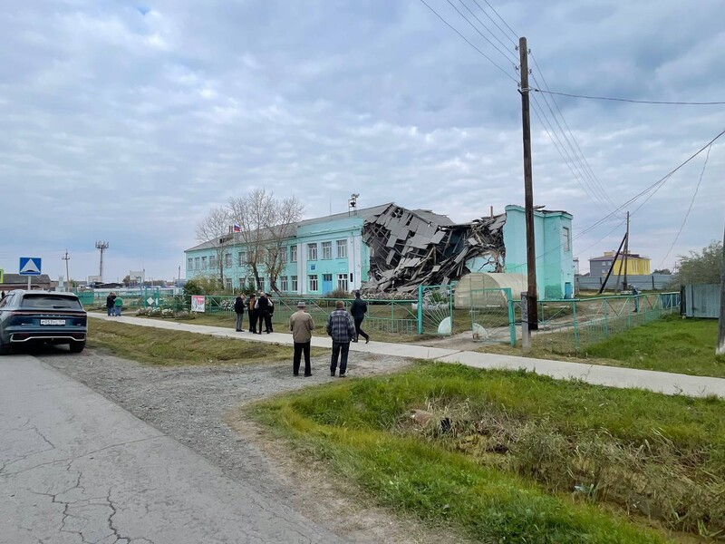 У Росії будівля школи обвалилася на очах у свідків. Відео